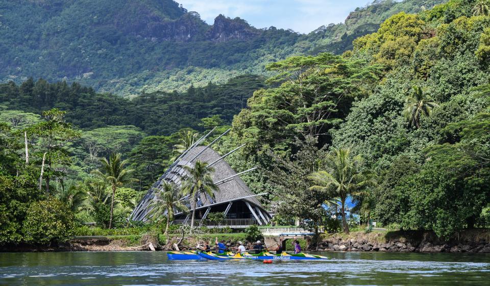 Canoe racing in Moorea Oyster World Rally