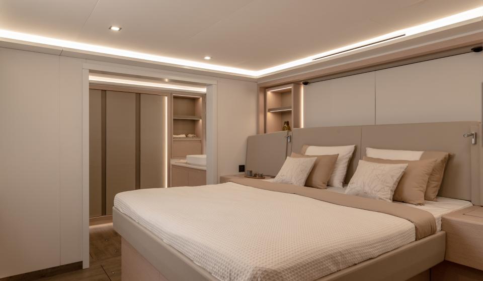Christal Mio 80 Interior 3