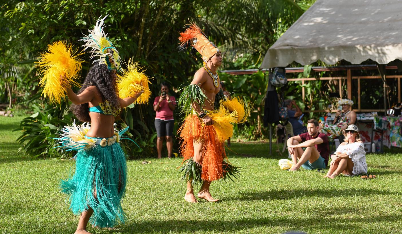 Local dancers Moorea
