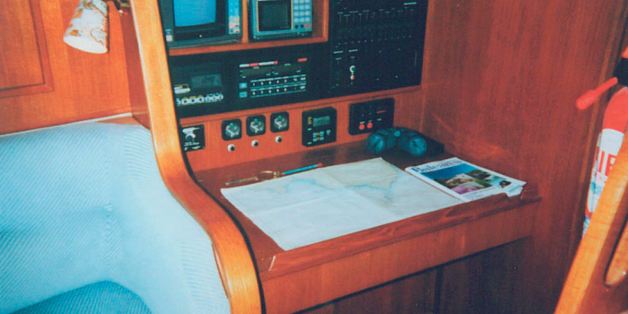 Oyster 406 Chart Table