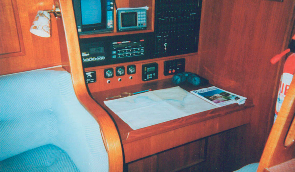 Oyster 406 Chart Table