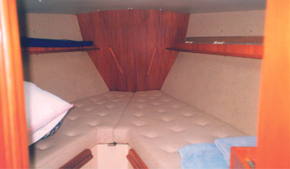 Oyster 406 Forward Cabin