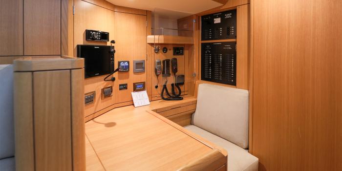 Oyster 475 Chart Table