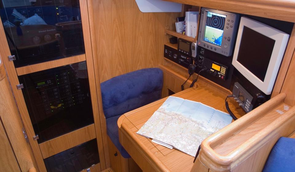 Oyster 485 Chart Table