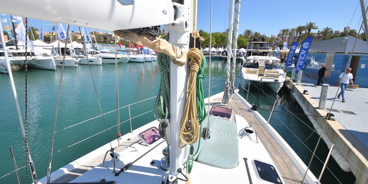 Oyster 575 Foredeck gooseneck