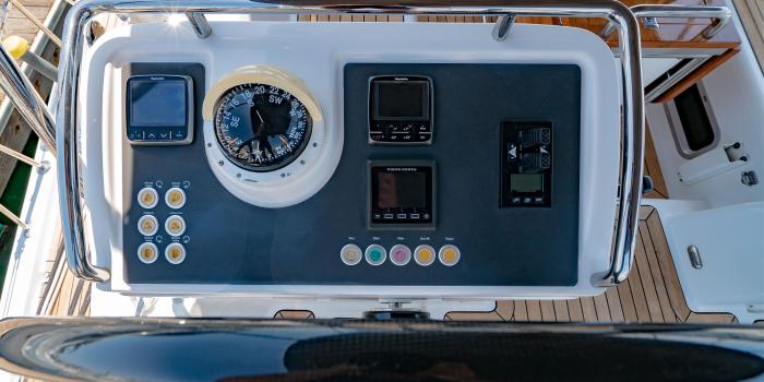 Oyster 575 Helm v4