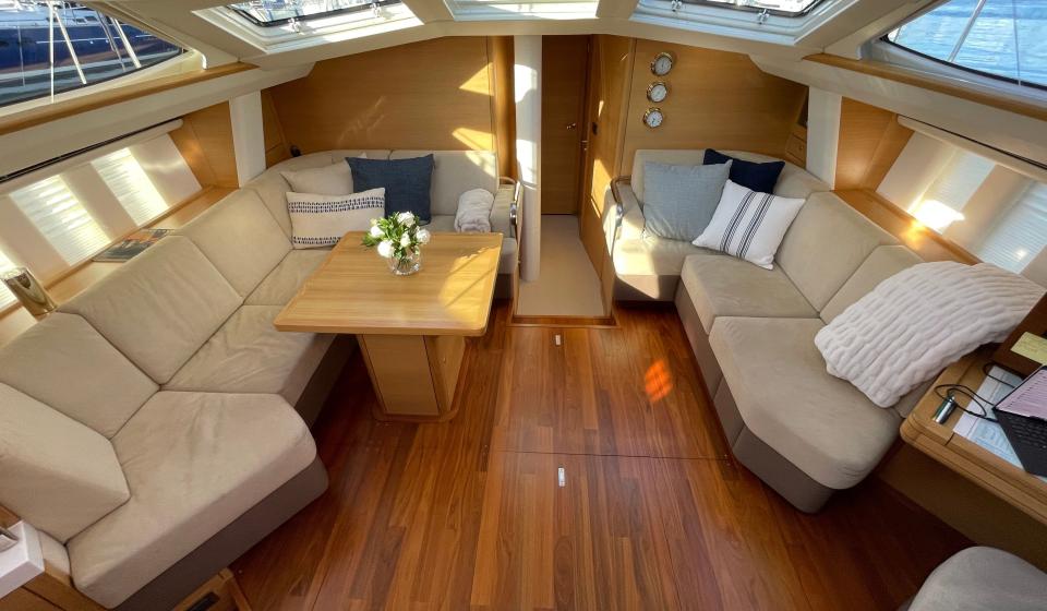 Oyster 575 Saloon v11