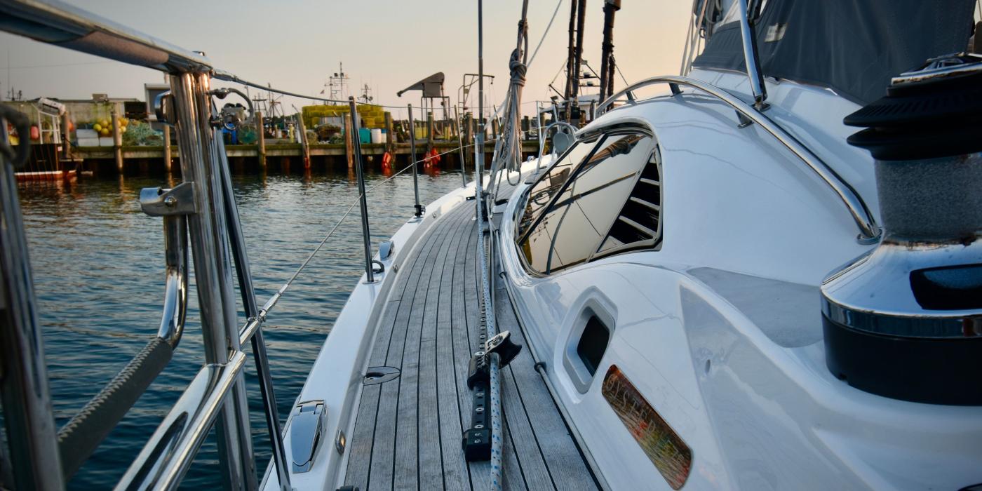 Oyster 575 Side deck v2