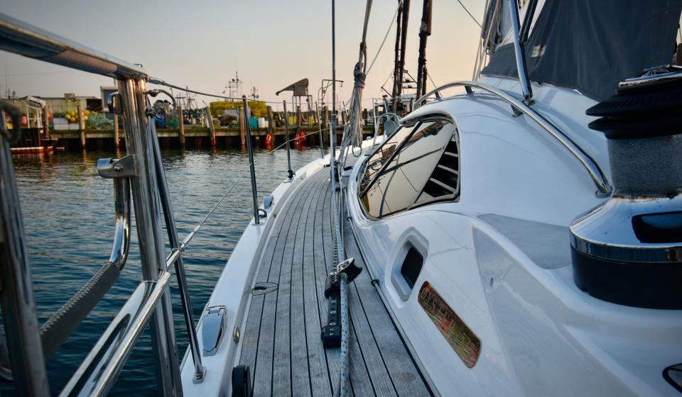 Oyster 575 Side deck v2