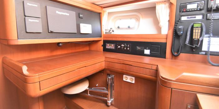 Oyster 62 Chart table 