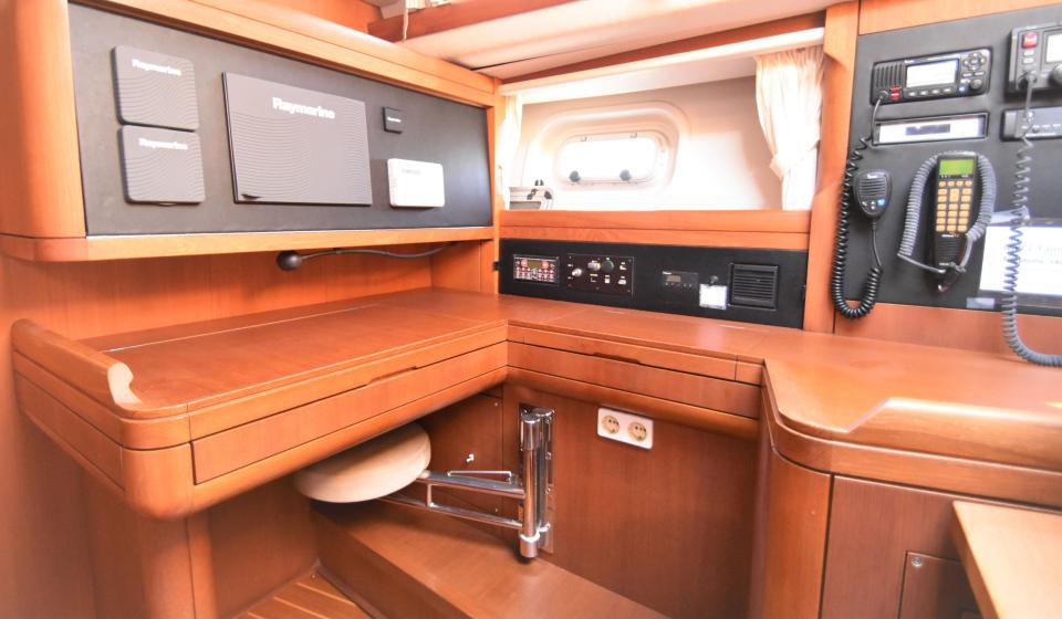 Oyster 62 Chart table 