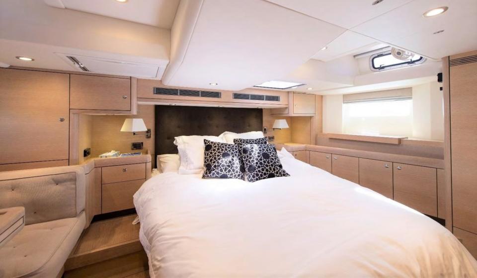 Oyster 625 Cabin 2