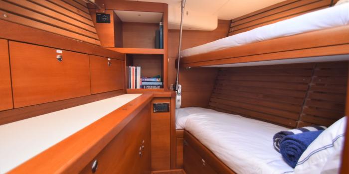 Oyster 625 Fwd crew workshop