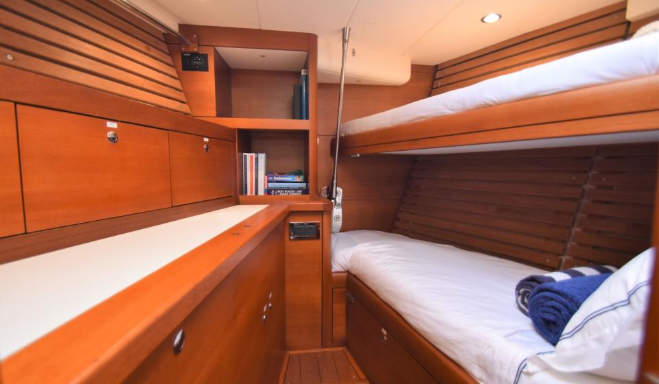 Oyster 625 Fwd crew workshop