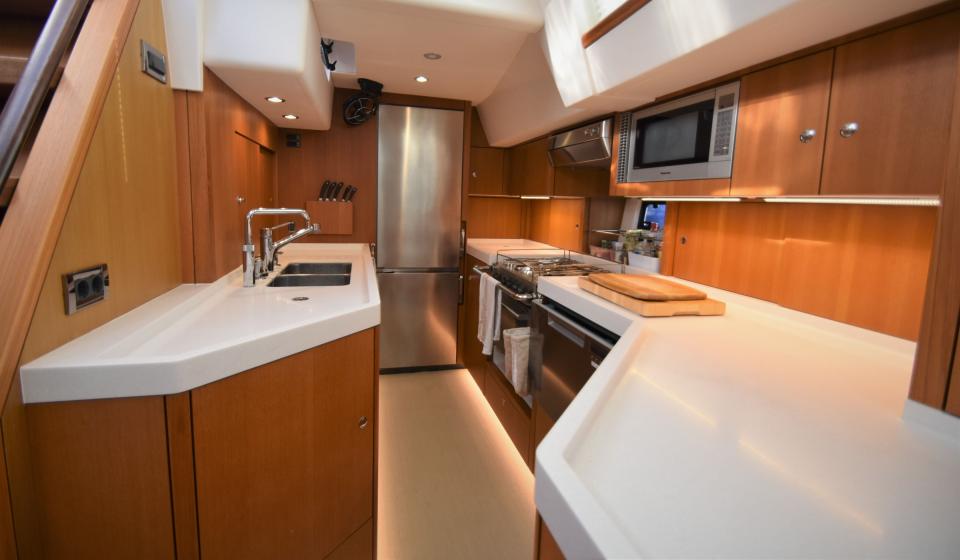 Oyster 675 Galley v2