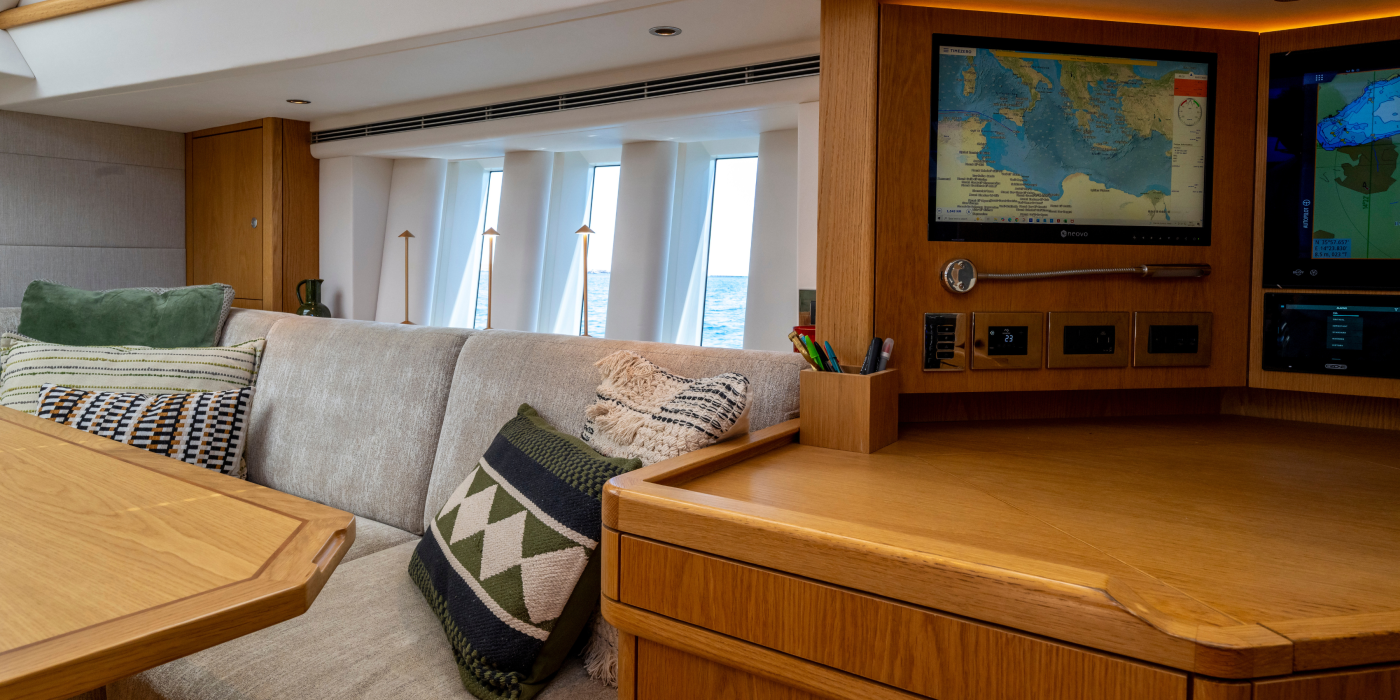 Oyster 675 Ri Ra Navigation Station