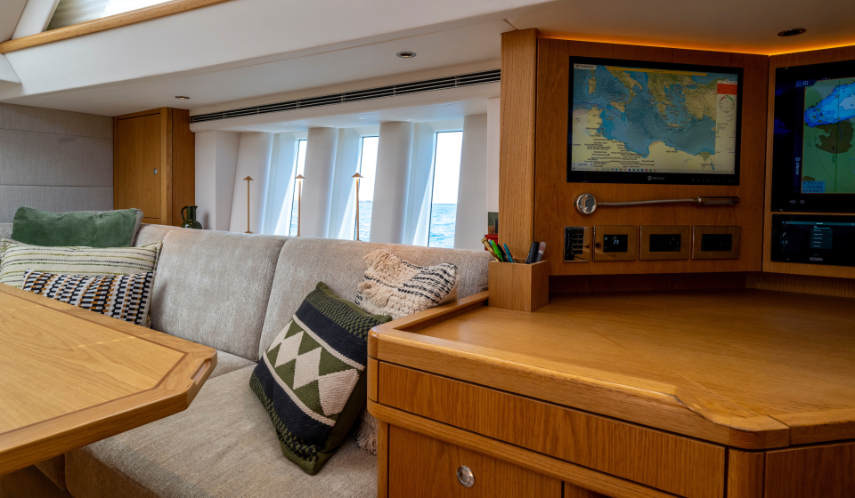 Oyster 675 Ri Ra Navigation Station