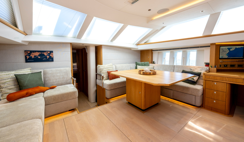 Oyster 675 Ri Ra Saloon