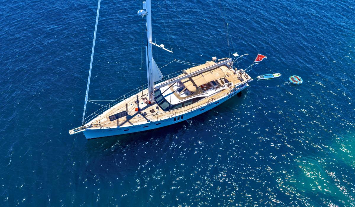 Oyster 675 Ri Ra long term review sub 70 foot sailing yacht 9