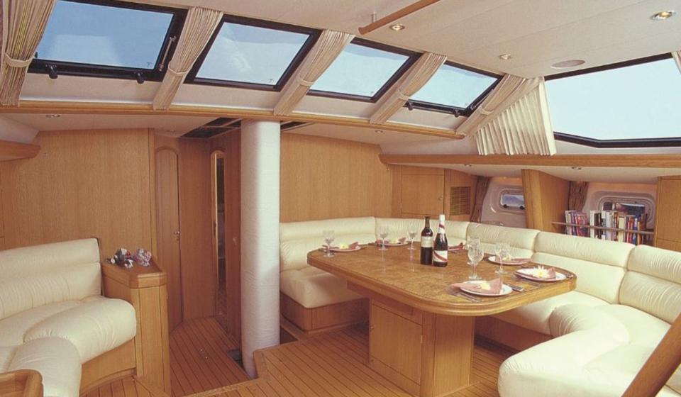 Oyster 70 Saloon white