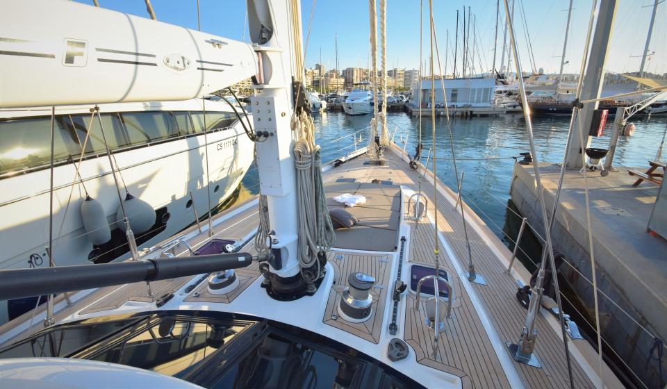 Oyster 82 Foredeck v3