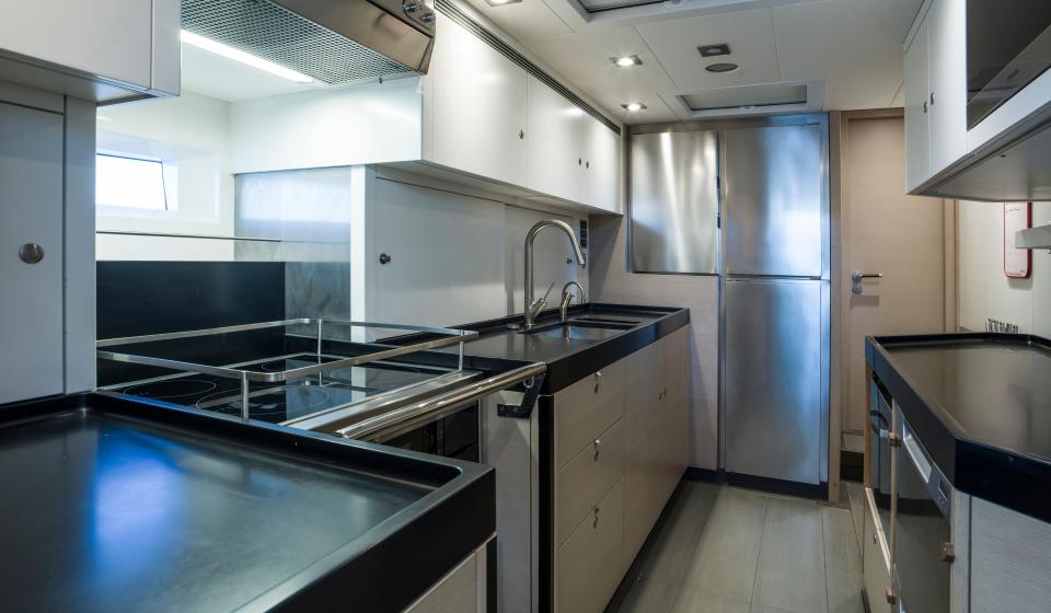 Oyster 825 Galley v2