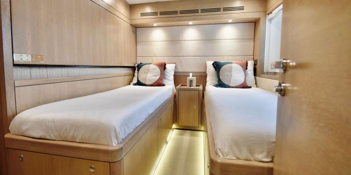 Oyster 885 Gallery 16 v2