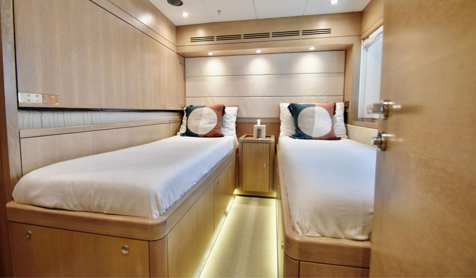 Oyster 885 Gallery 16 v2