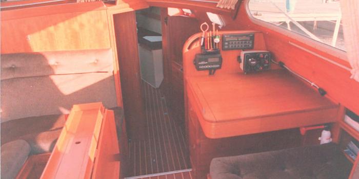 Oyster H37 Chart Table