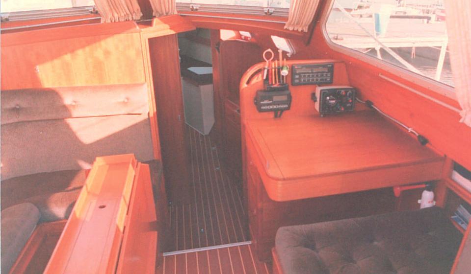 Oyster H37 Chart Table