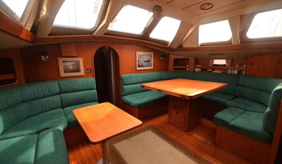 Oyster HP46 Saloon 1