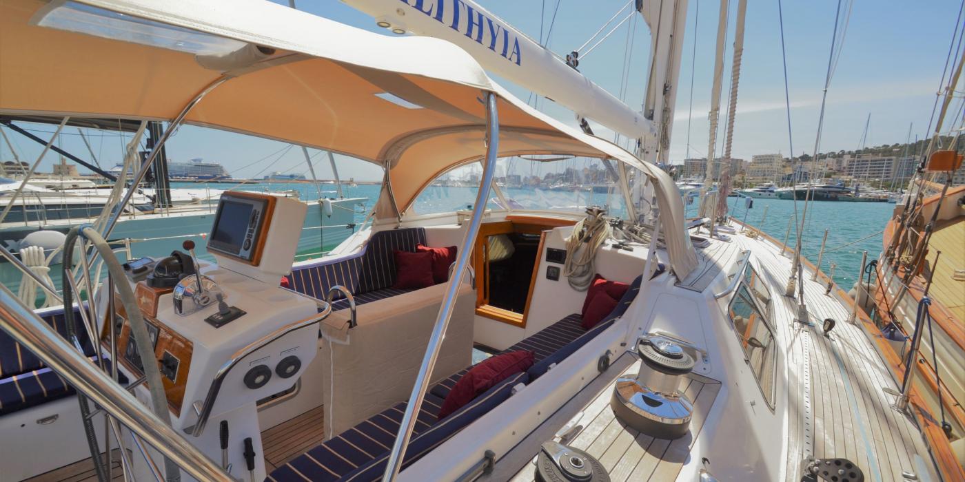 Oyster HP68 Cockpit 1