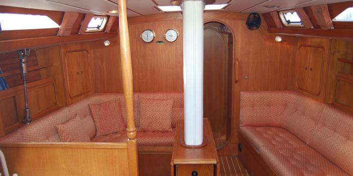 Oyster LW48 Saloon 1