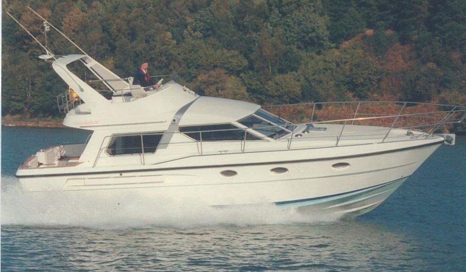 Oyster PL390 Motoring 3