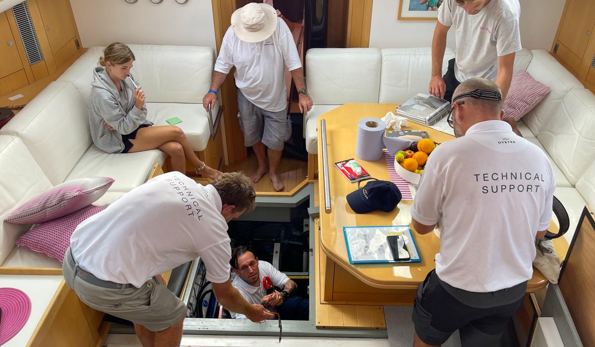 Oyster Techical Support Team Checking Oyster Man Of War