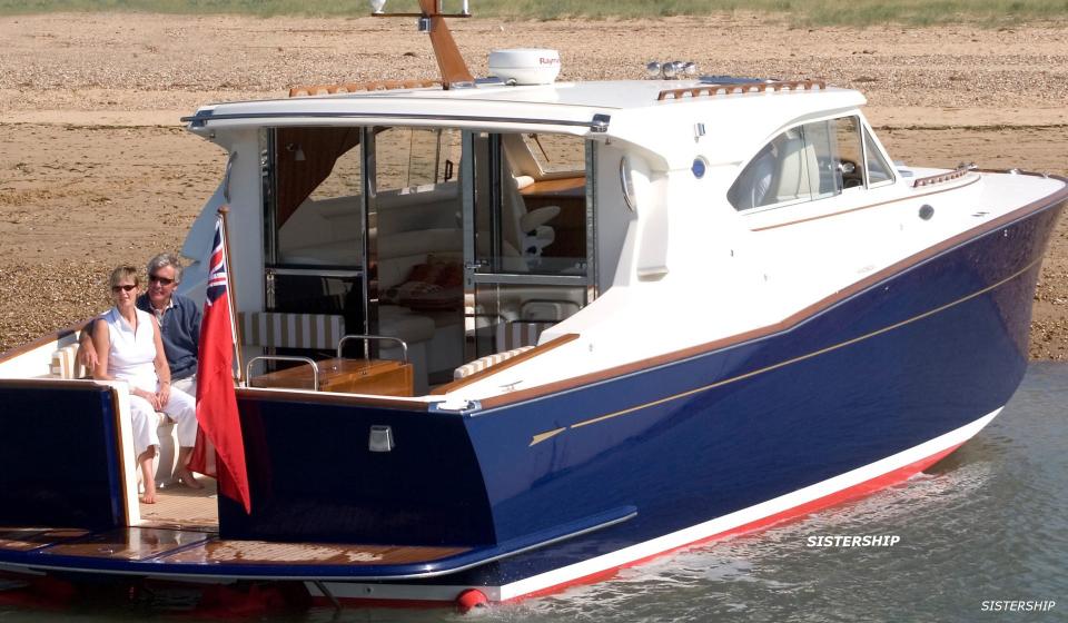 Oyster LD43 01 Moondance SISTERSHIP beached v3