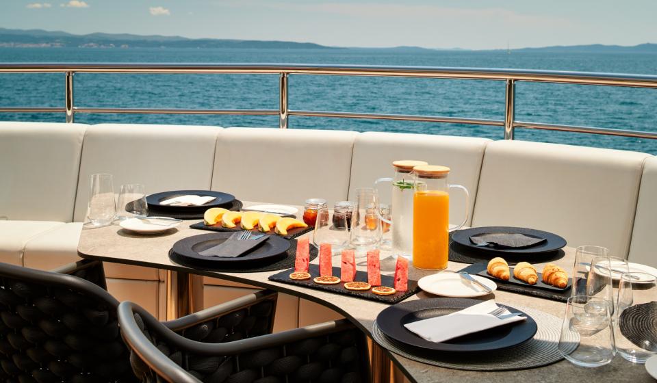 Yacht Ohana On deck 1