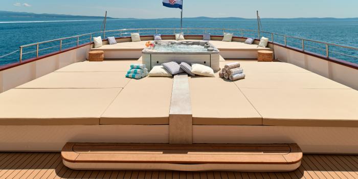 Yacht Ohana On deck