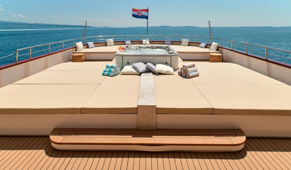 Yacht Ohana On deck