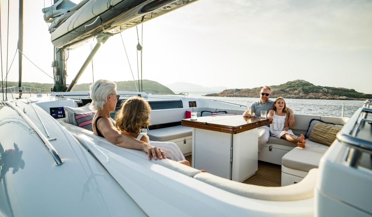 sailing charter holiday v4