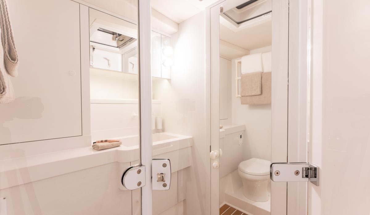 Oyster Yachts Oyster 745 Kalia Interior Bathroom