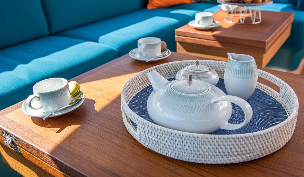 Oyster Yachts Oyster 885 Karibu Luxury Sailboat Saloon Table Set up