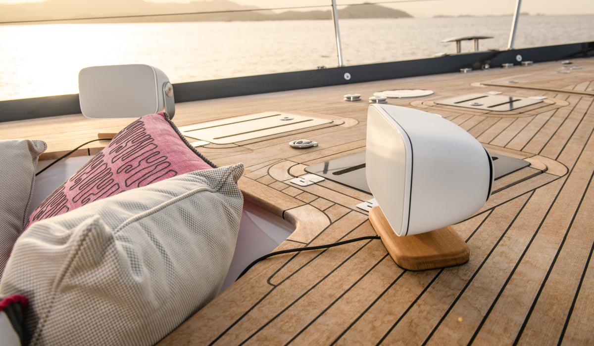 Oyster Yachts Oyster 885 stereo entertaining