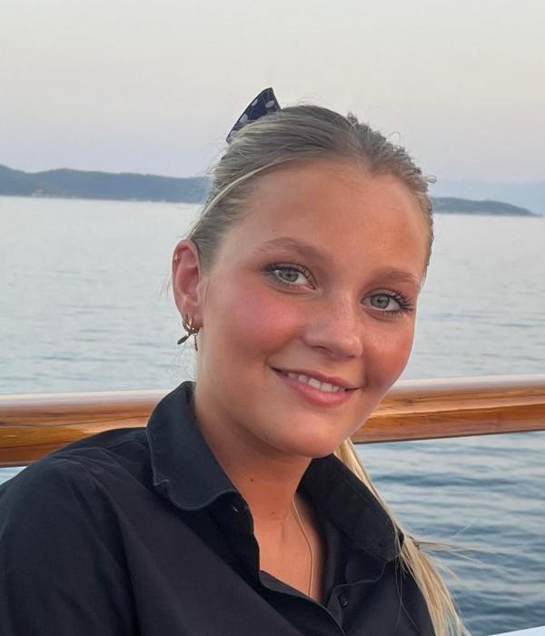 Elle Achenar Stewardess